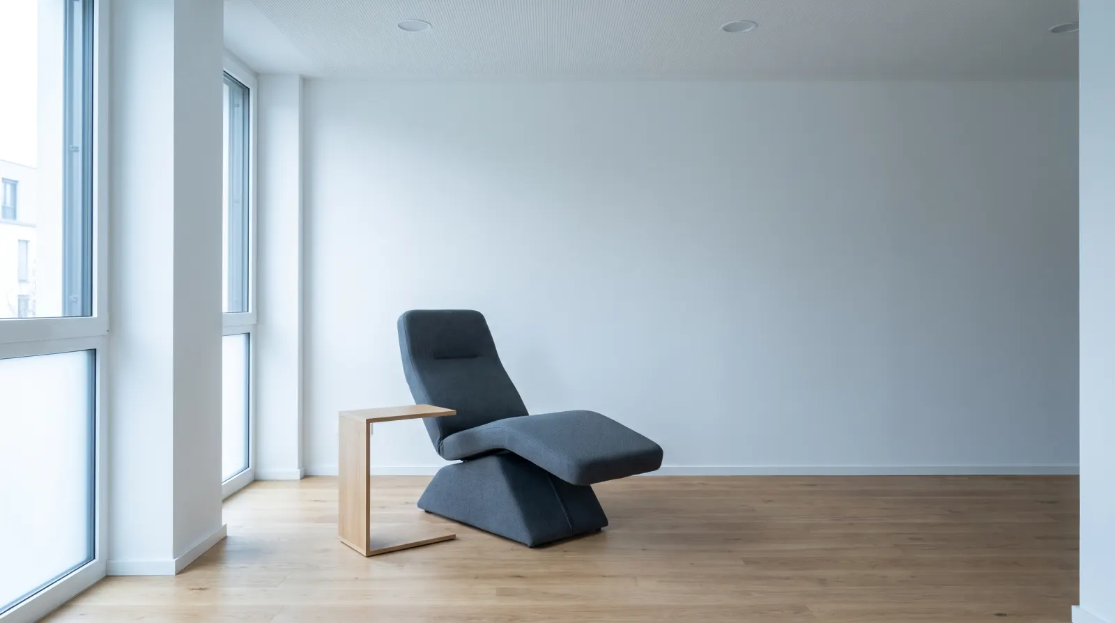 Behandlungsraum mit Therapieliege am Fenster